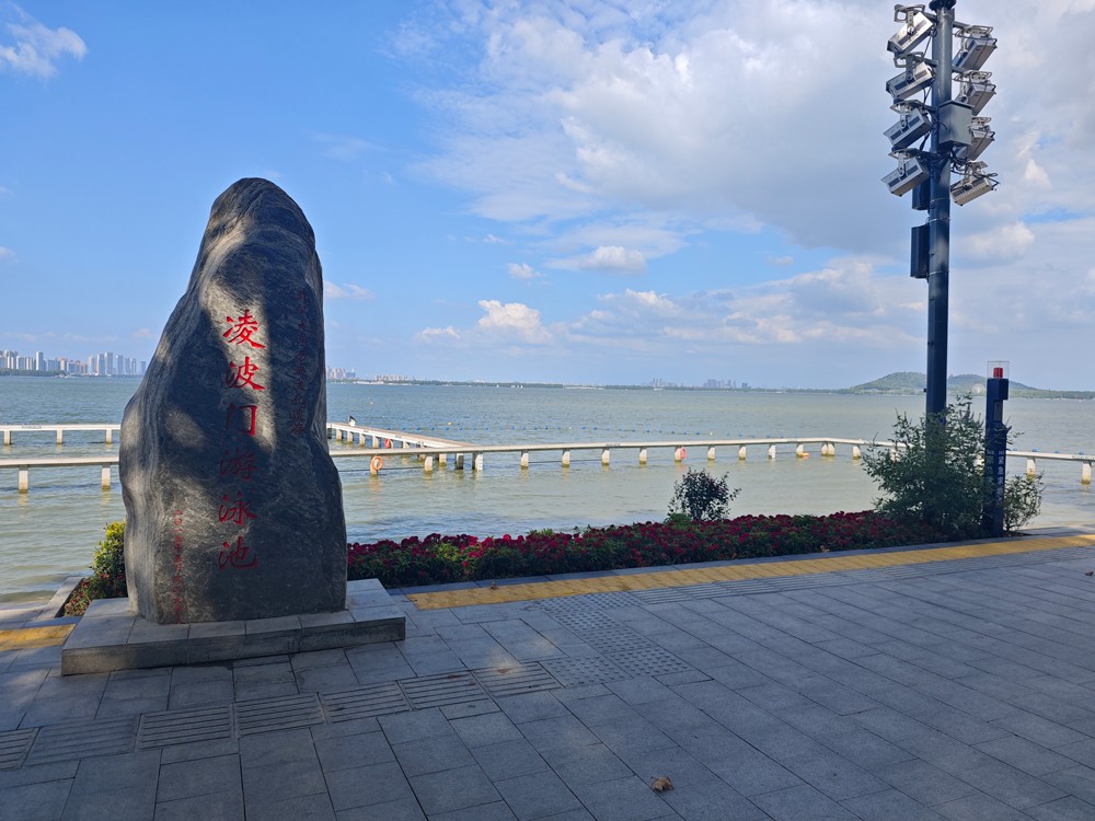 武漢市洪山區(qū)東湖綠道凌波門游泳場|一鍵報(bào)警立柱
