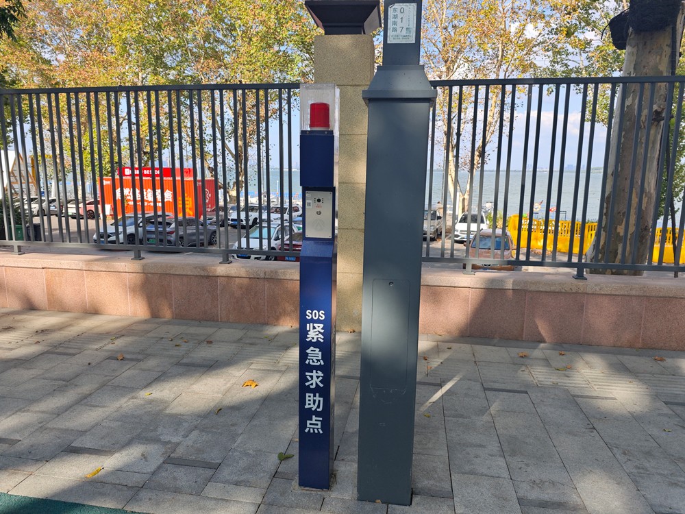 武漢市洪山區(qū)東湖綠道凌波門游泳場|一鍵報(bào)警立柱