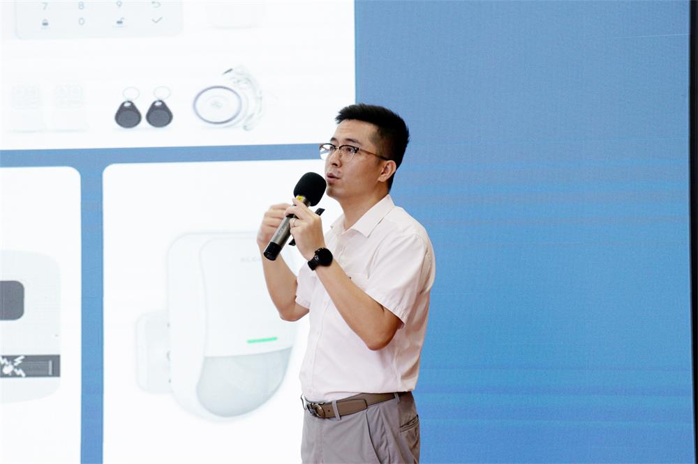 深耕創(chuàng)新，穩(wěn)健前行——艾禮安召開2025年中總結(jié)表彰大會