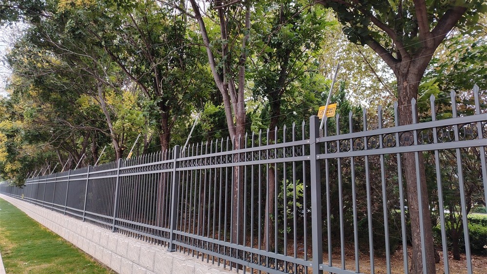 艾禮安脈沖電子圍欄守護(hù)平安校園